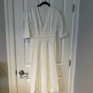 NWOT White, v-necked dress with pockets